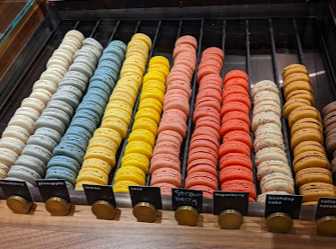 Nuvrei signature dishes Heart Stereo Blend
Canelé
Macaron